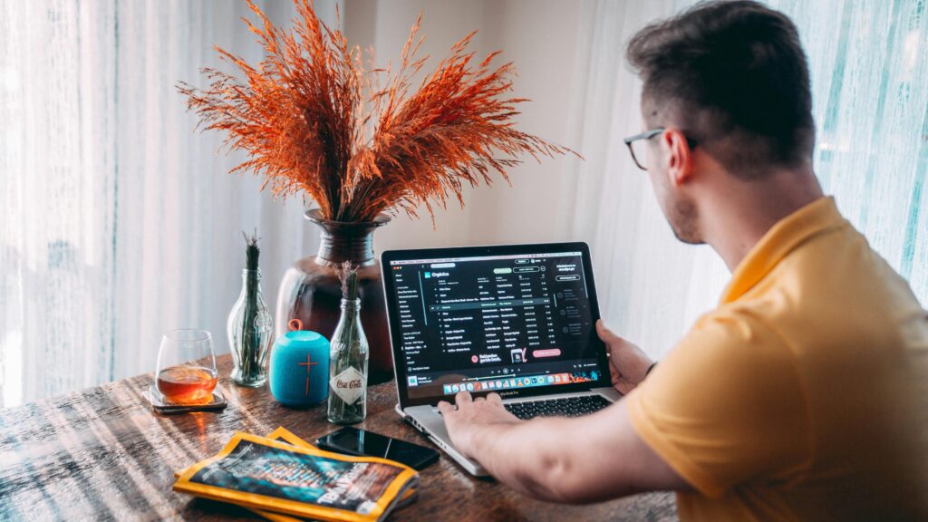 Man uses the must have mac apps.