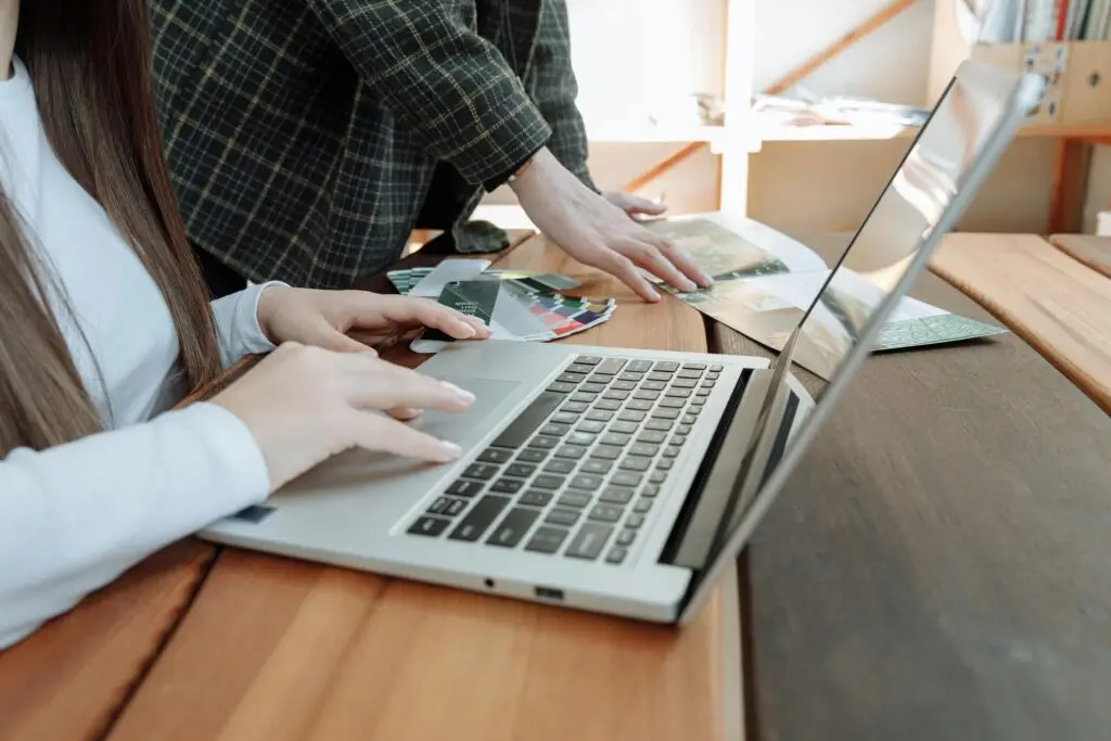 A girl using the best Mac productivity app on her Mac OS.